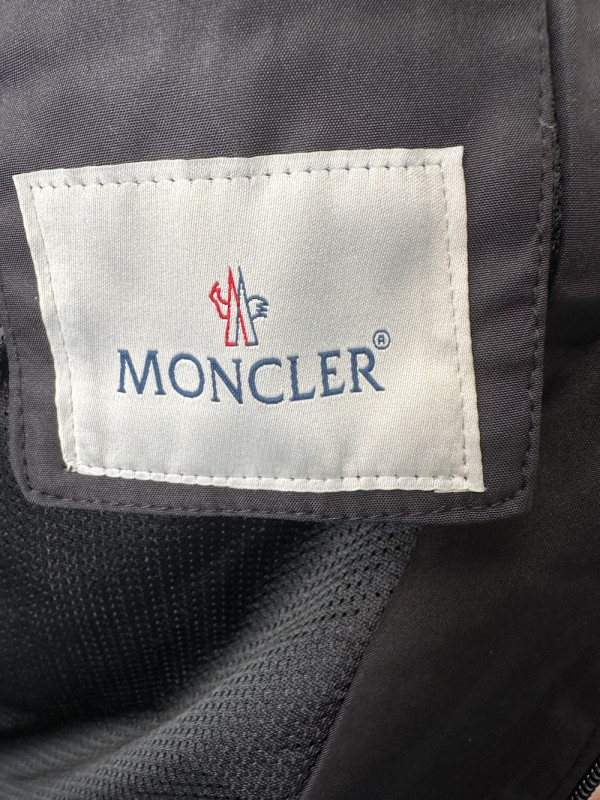 Moncler bomber Explore the world